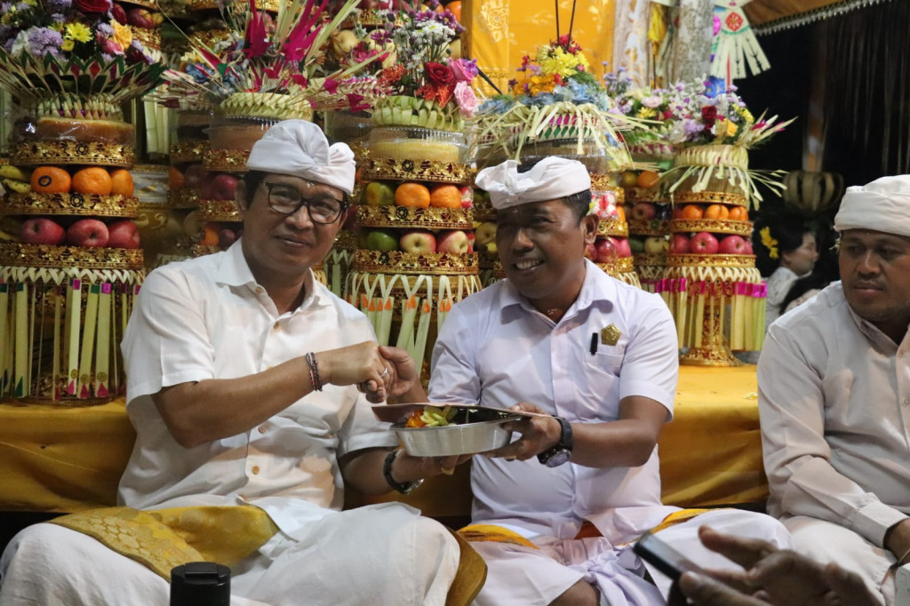 Piodalan Pura Dalem Desa Adat Ayunan, Sekda Adi Arnawa Sembahyang Bersama